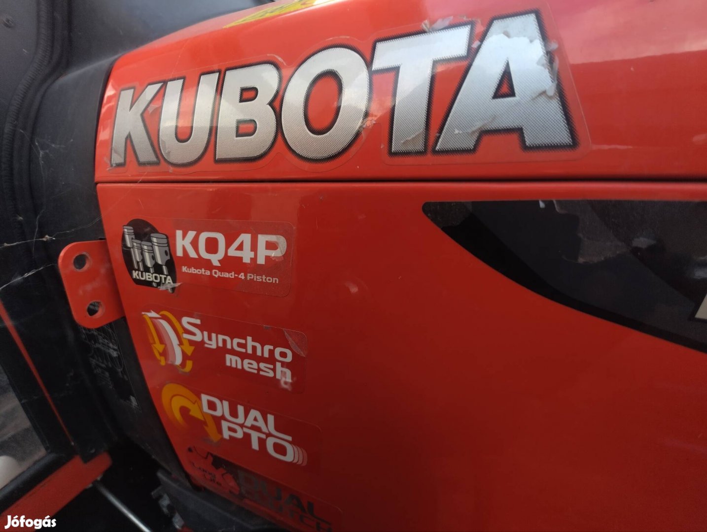 Kubota MU 4501 traktor homlokrakodóval füthető fülkével bálatüskével