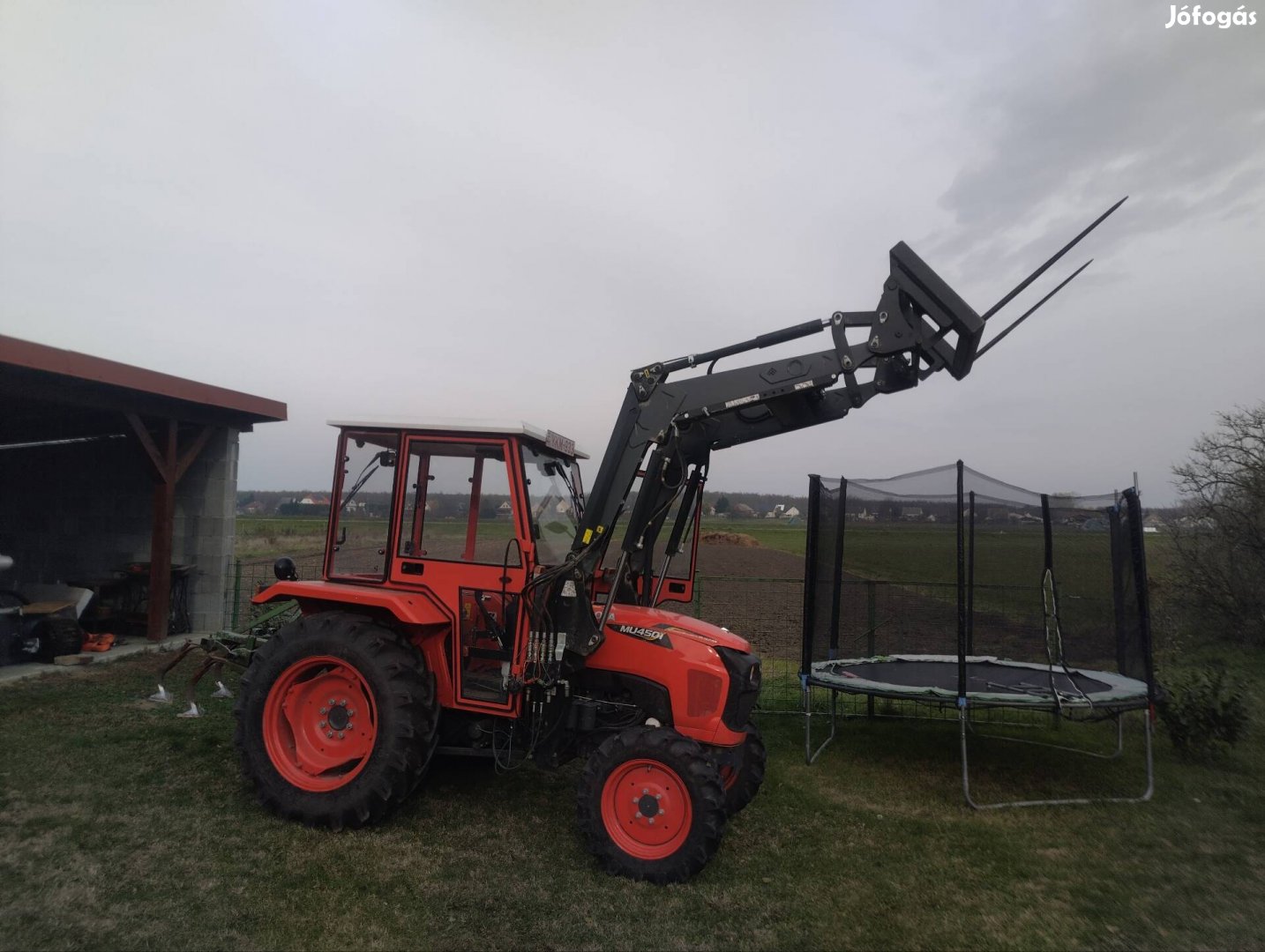 Kubota MU 4501 traktor homlokrakodóval füthető fülkével bálatüskével