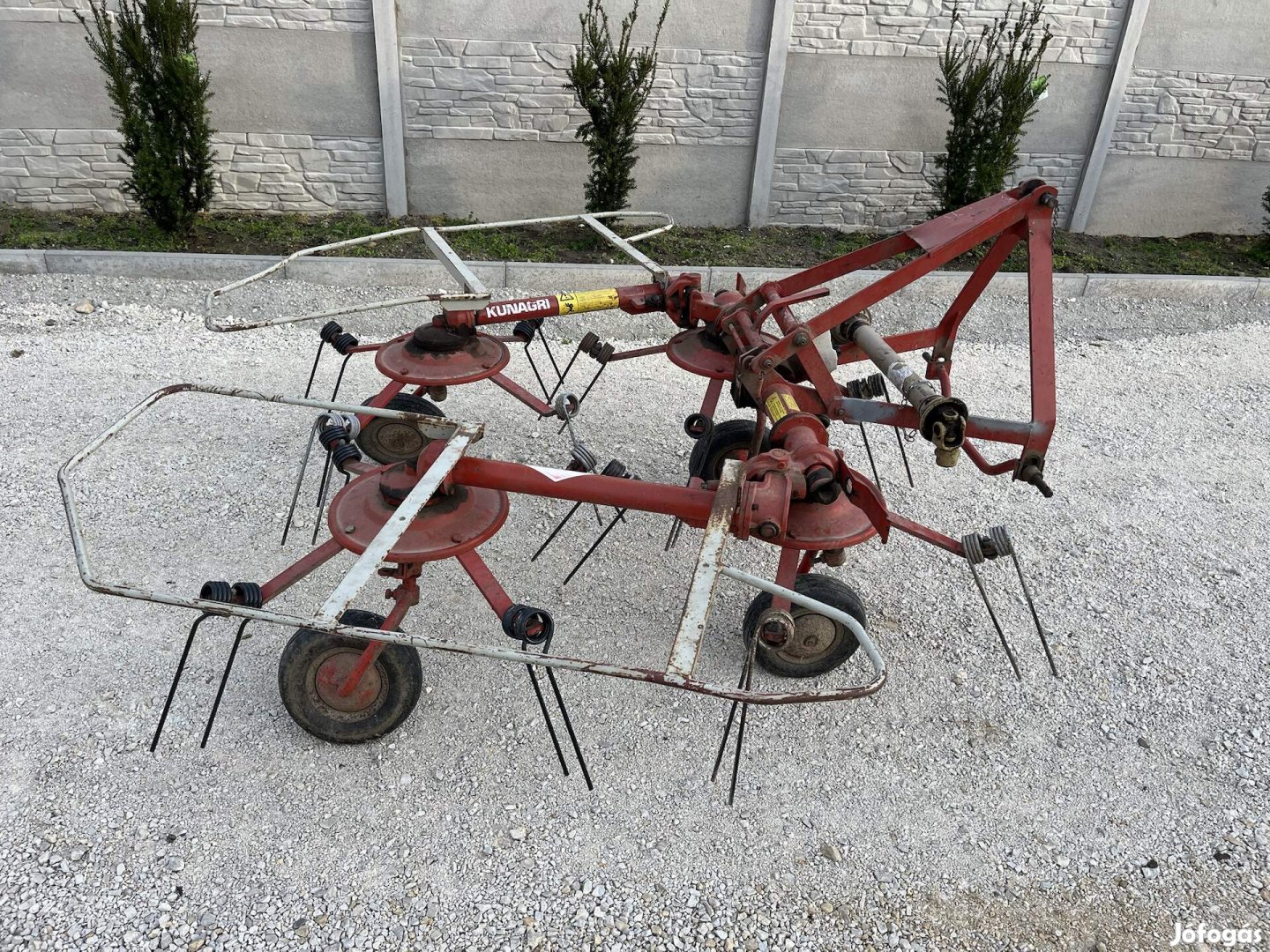 Kuhn GF 440 rendterítő 