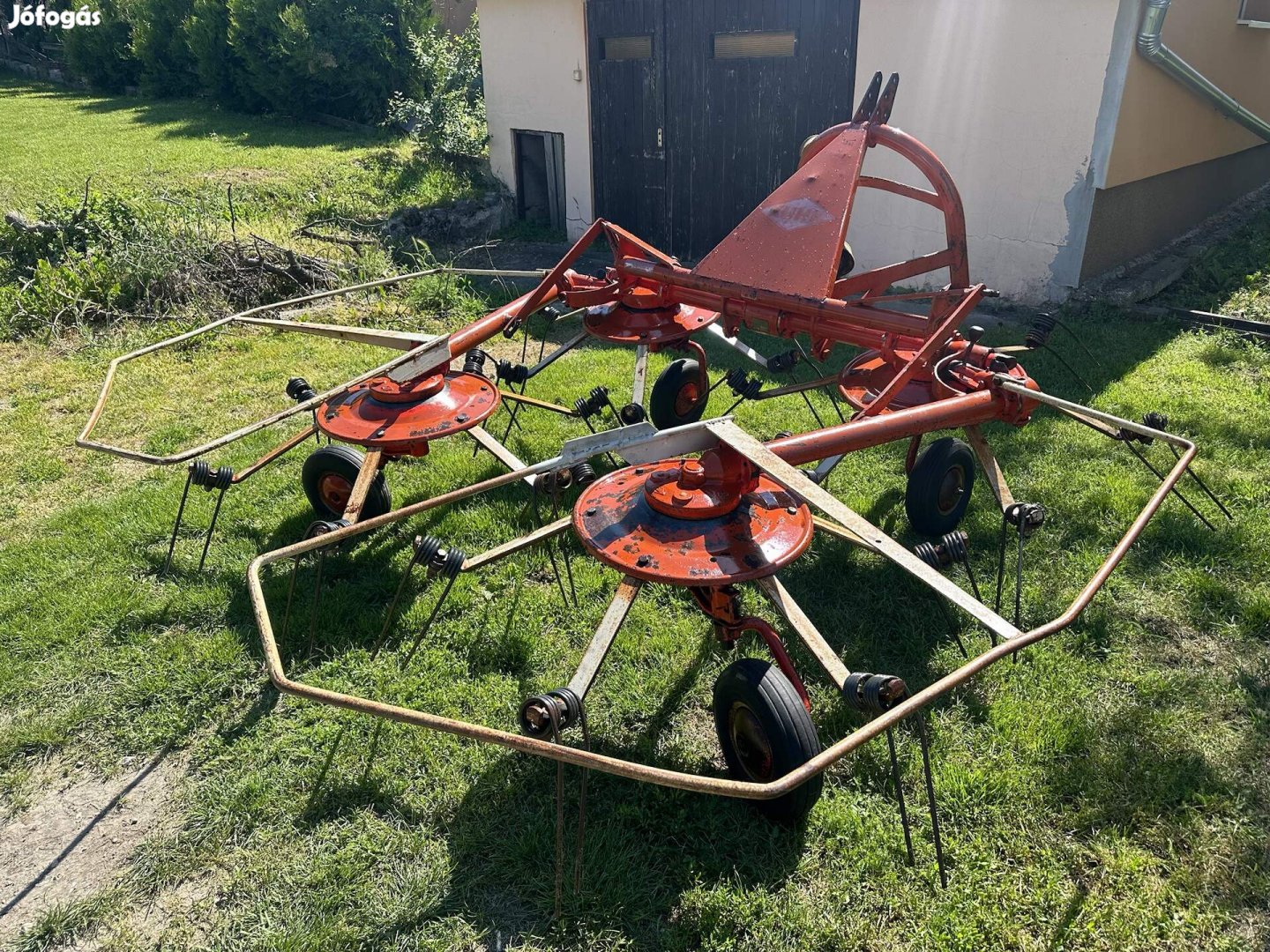 Kuhn GF 452 P függesztett rendterítő