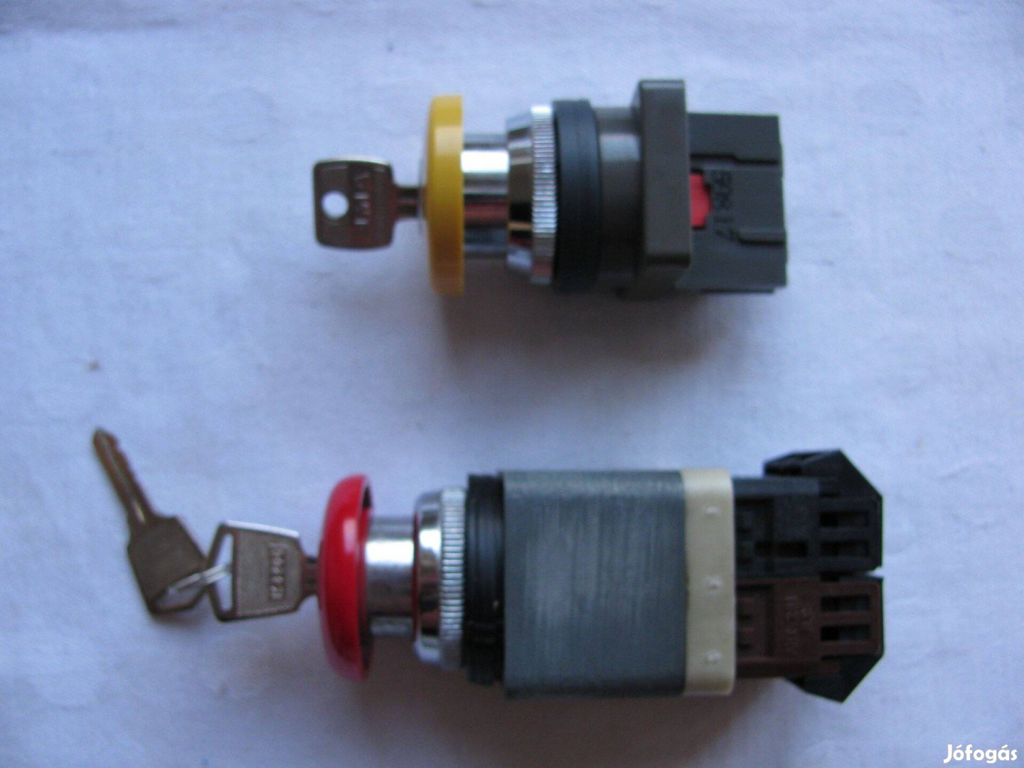 Kulcsos vészleállító gomb