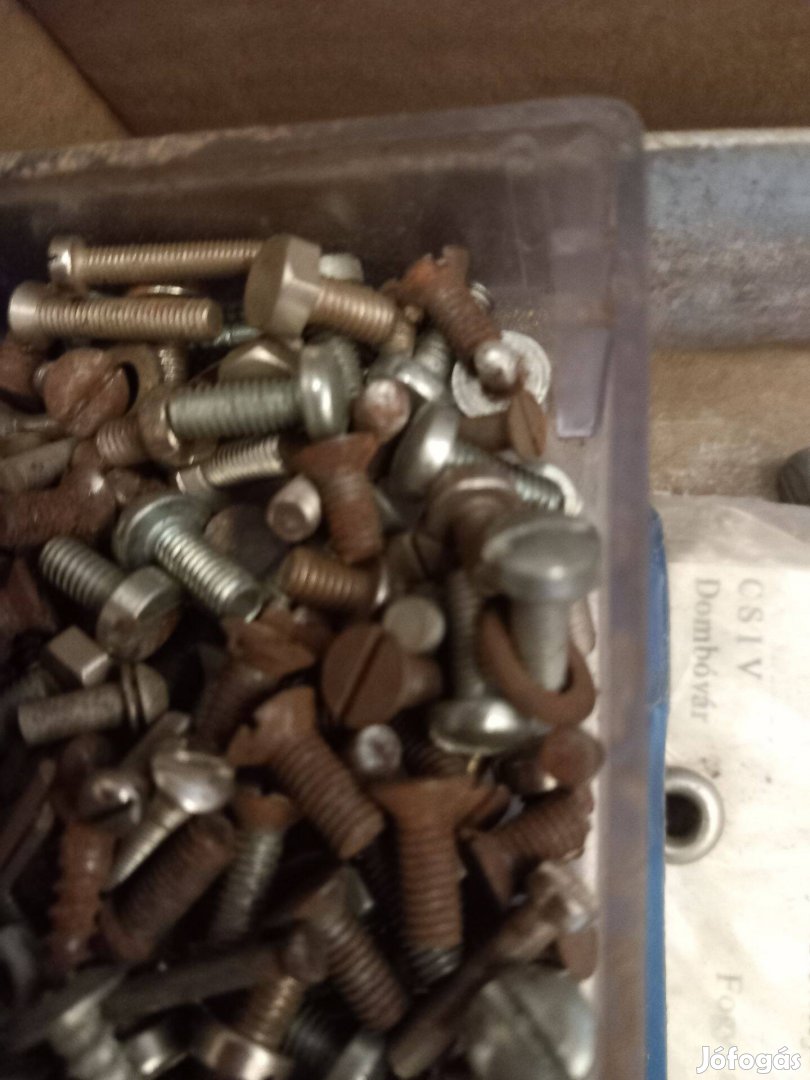 Különböző 1cm hossz csavarok 100db/csomag