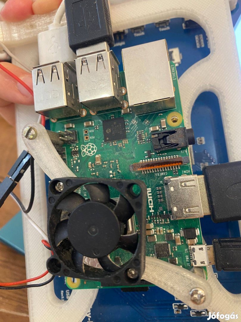 Különböző elektronikai alkatrészek, IoT eszközök, mikrokontrollerek, s