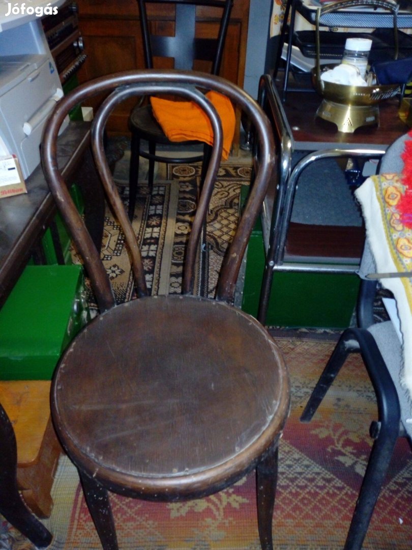 Különböző formájú régi székek eladó
