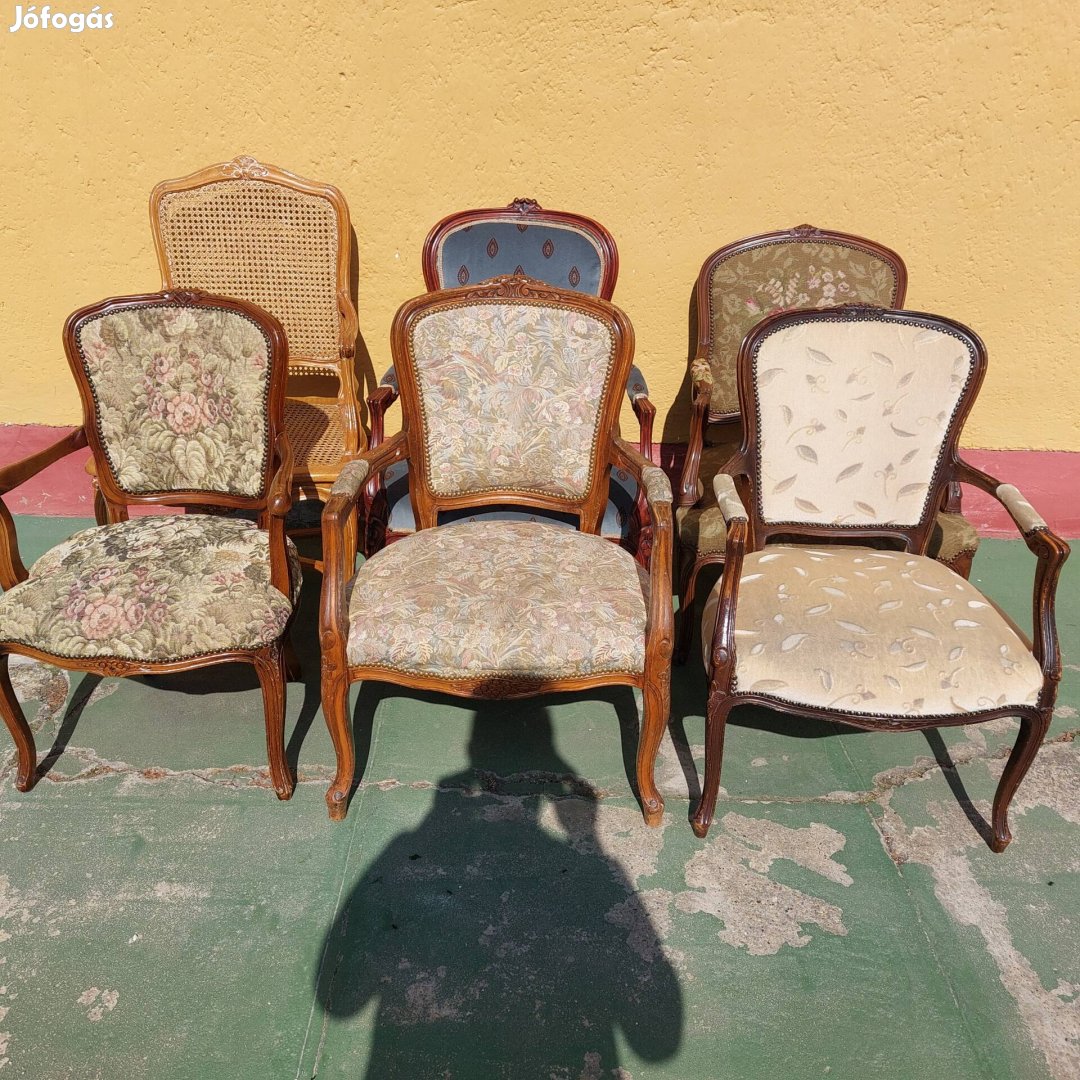 Különböző karfás fotelek.