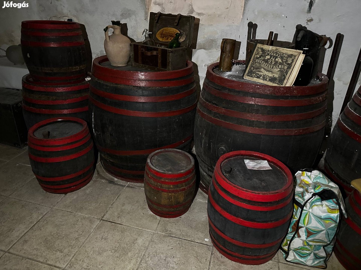 Különböző méretű boros hordók