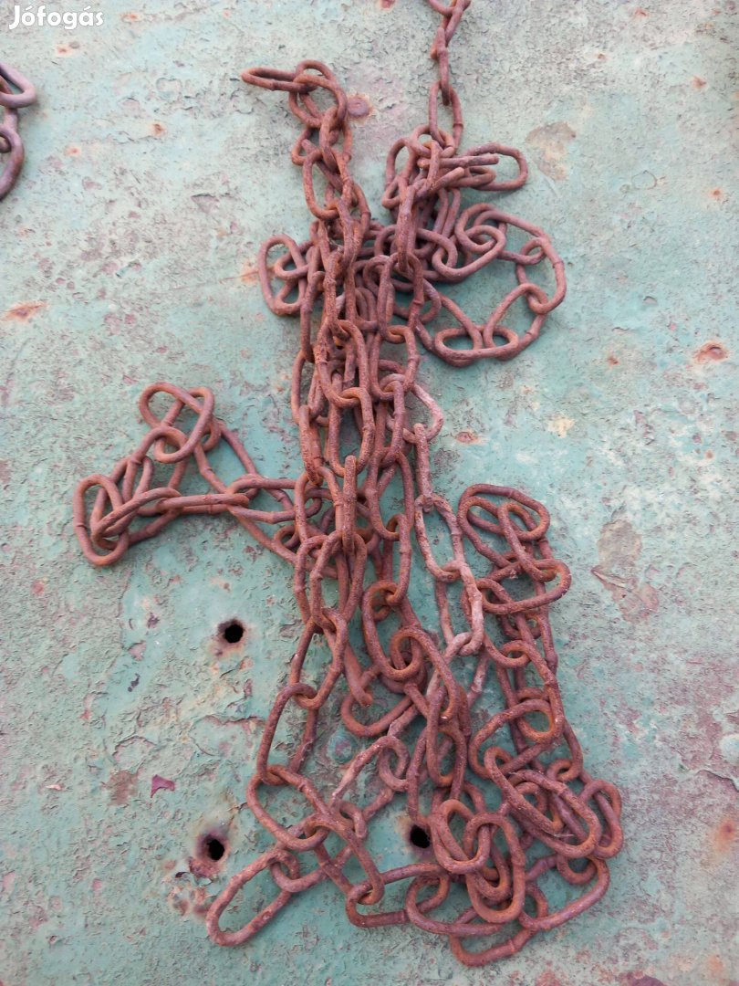 Különböző méretű régi vas lánc