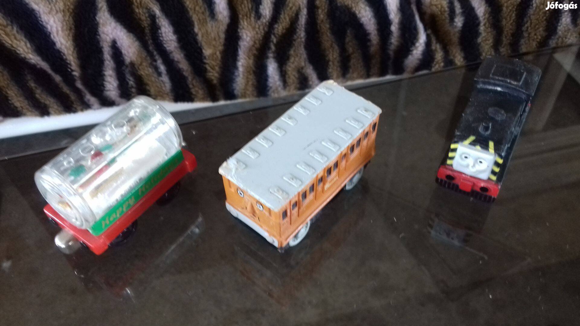 Különböző mini Thomas és barátai egybe a 3 db