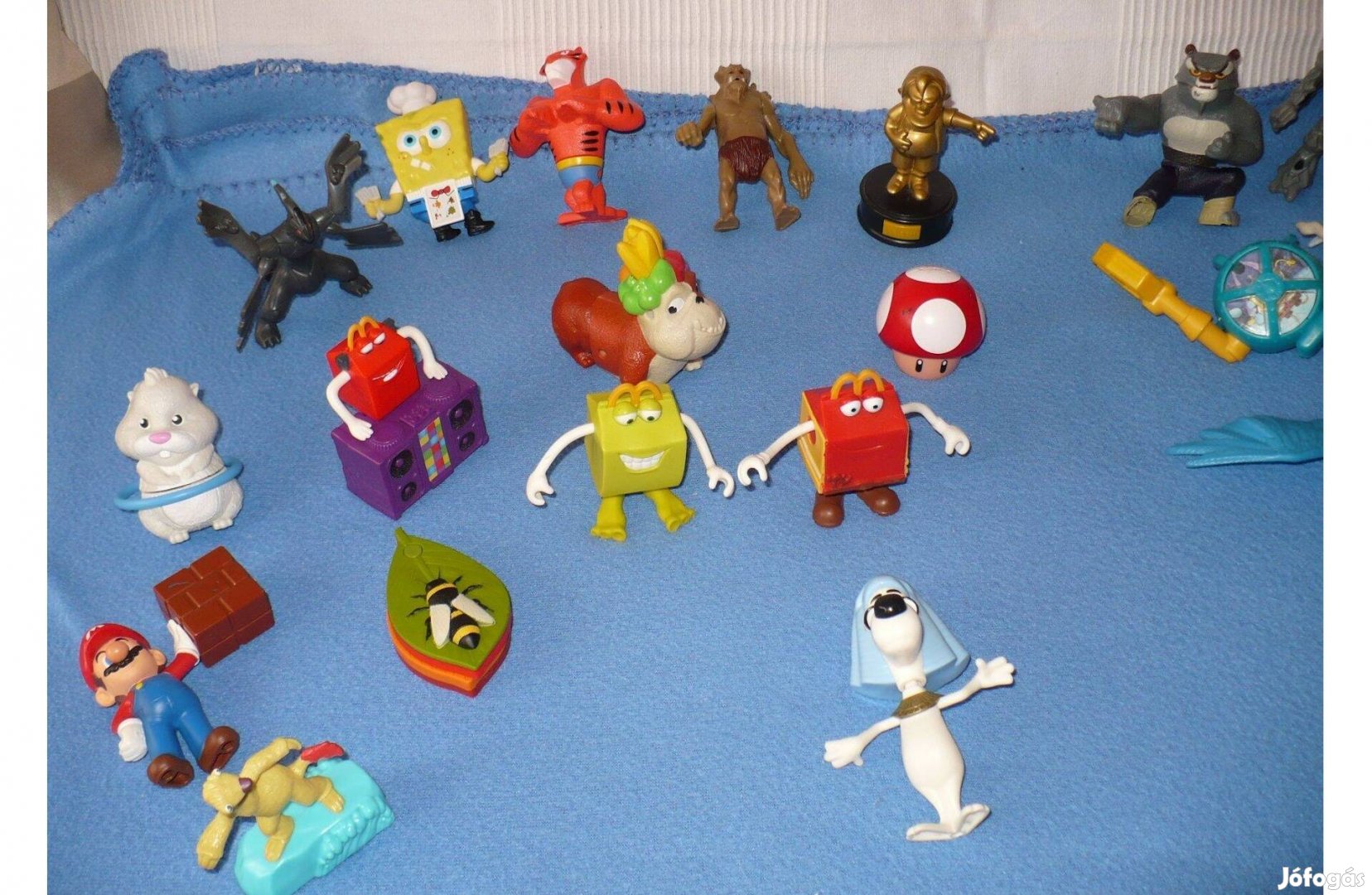 Különböző műanyag játékfigurák