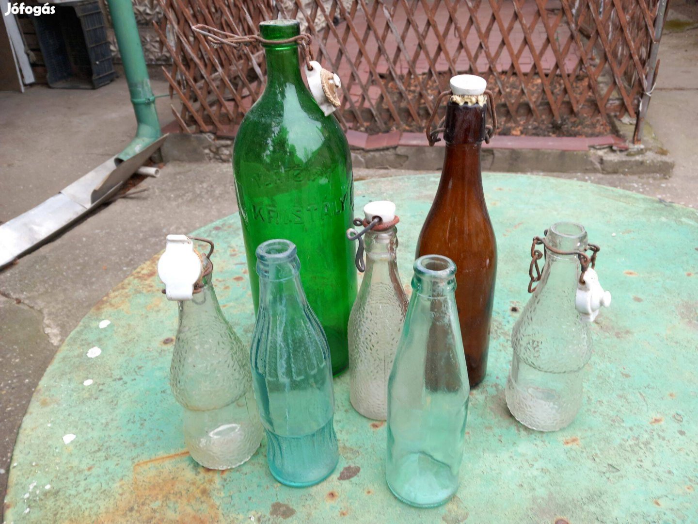 Különböző régi csatos színes üveg