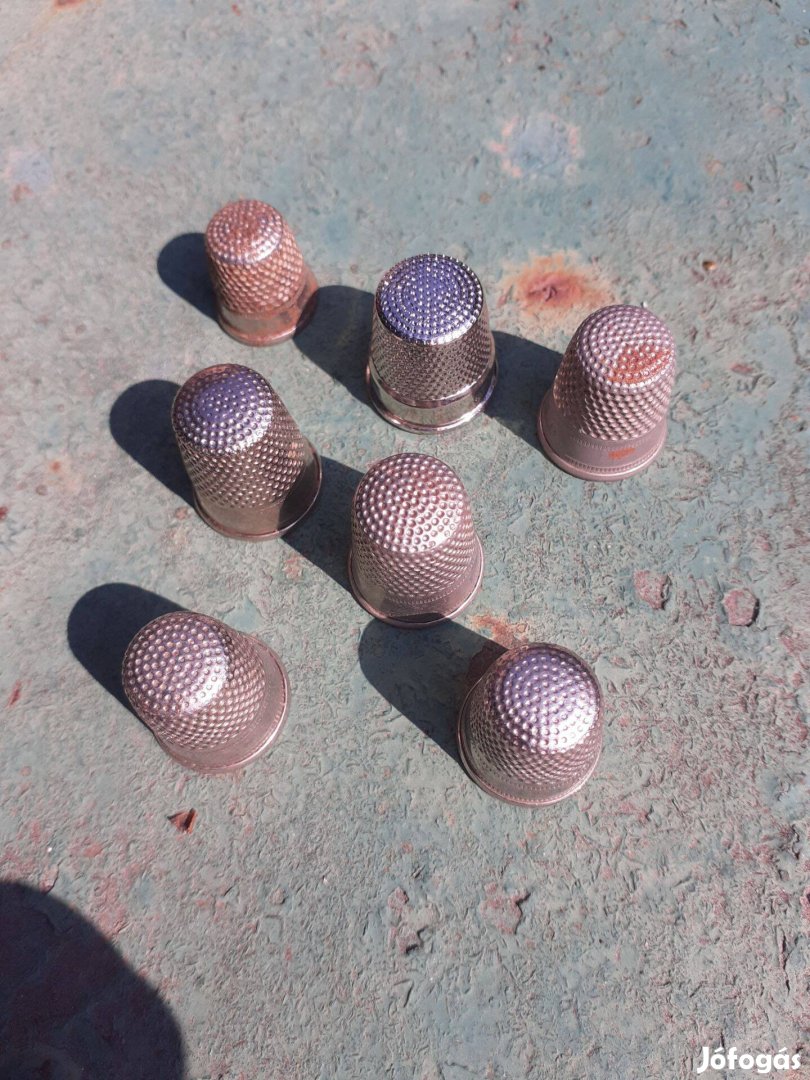 Különböző régi fém gyűszű