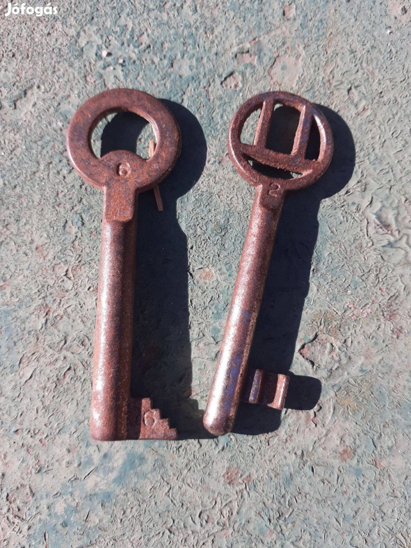 Különböző régi ill antik kicsi ládika kulcs kulcsok