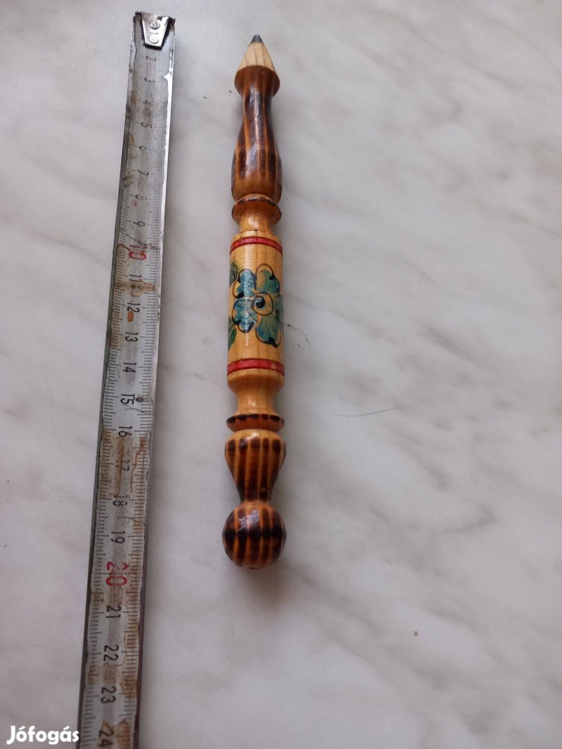 Különböző régi nagy méretű faragott ceruza
