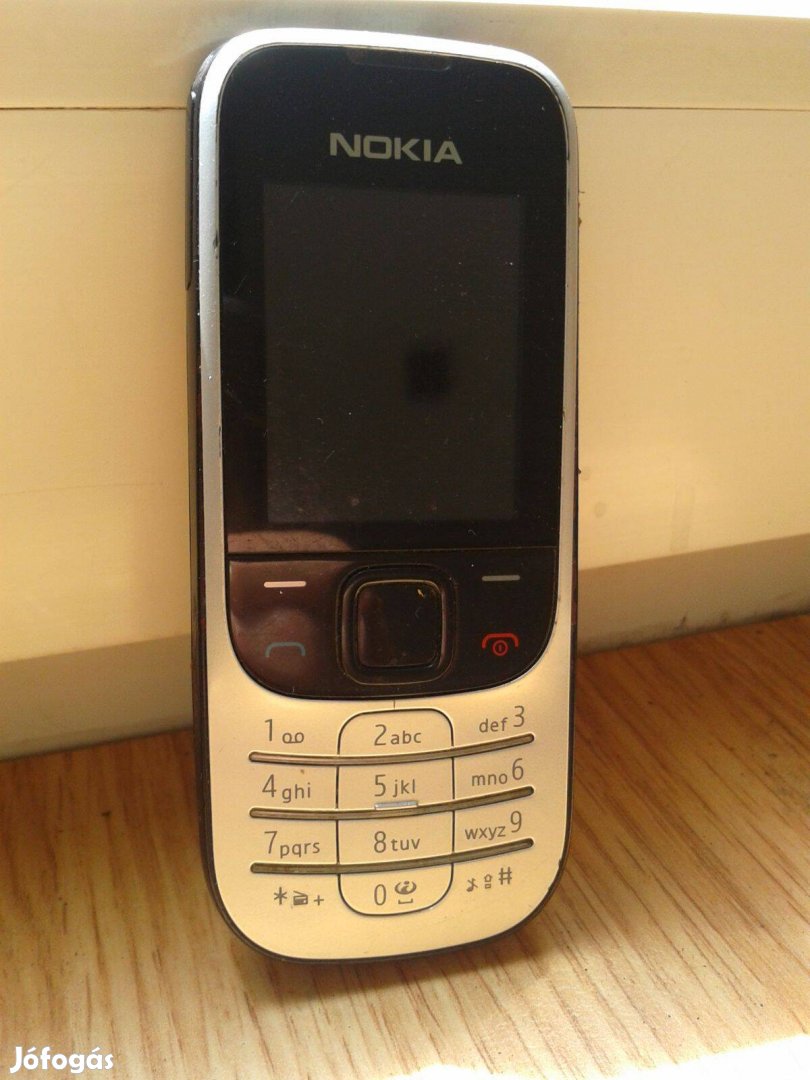 Különböző retro Nokia mobiltelefon 2330, 2600 és 2626