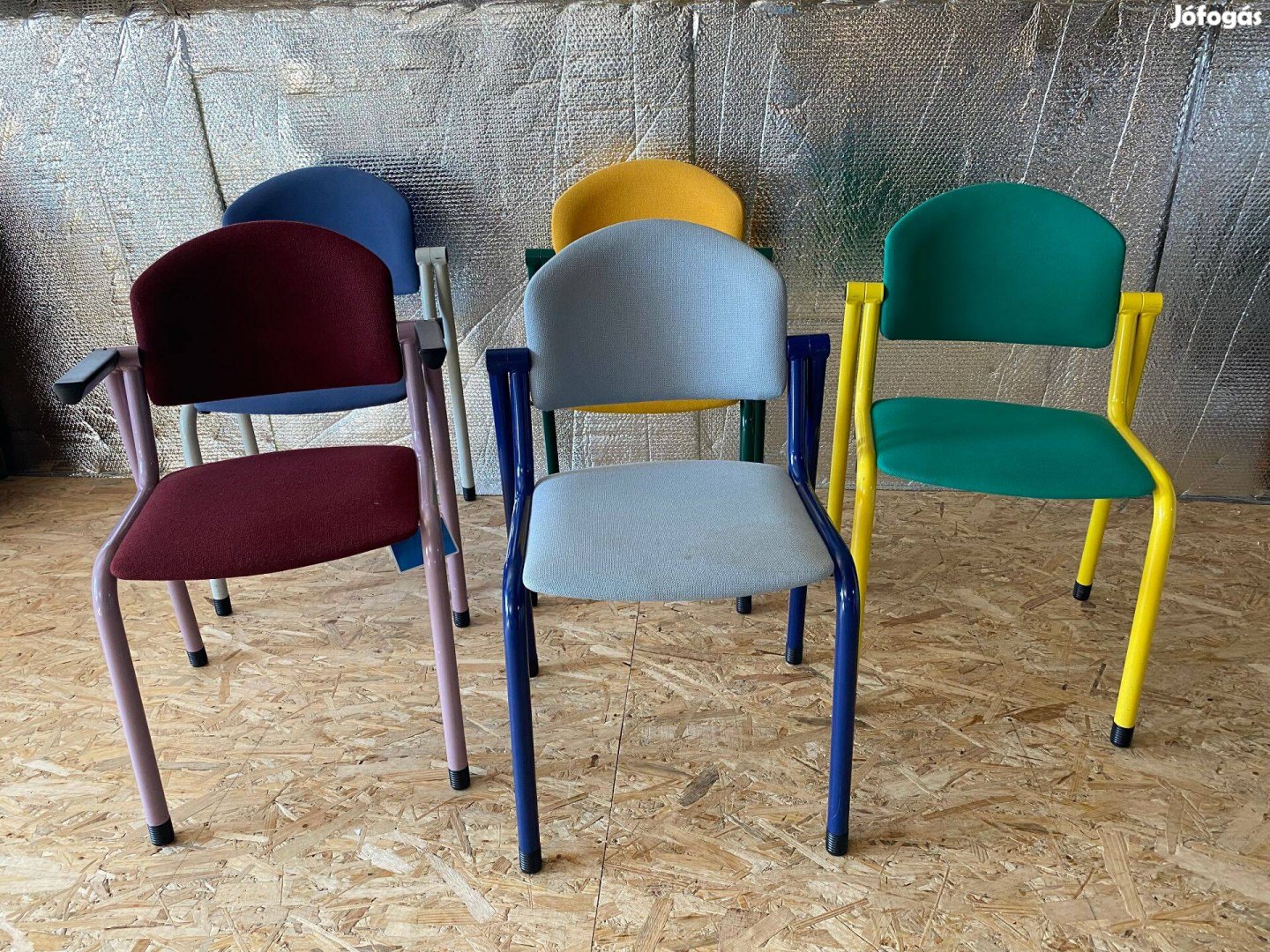 Különböző színű, stílúsú székek