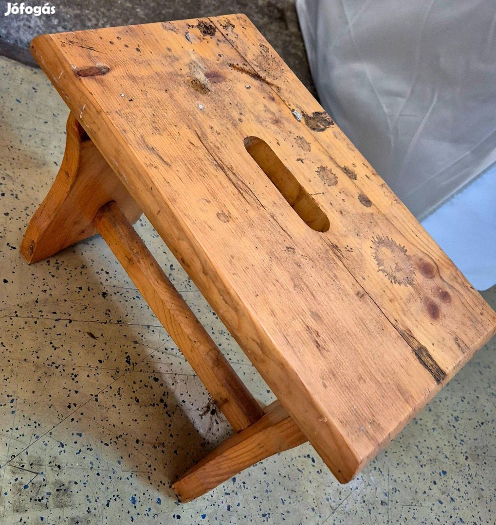 Különbüző méretű antik sámlik, hokedlik, egymásba csúszó