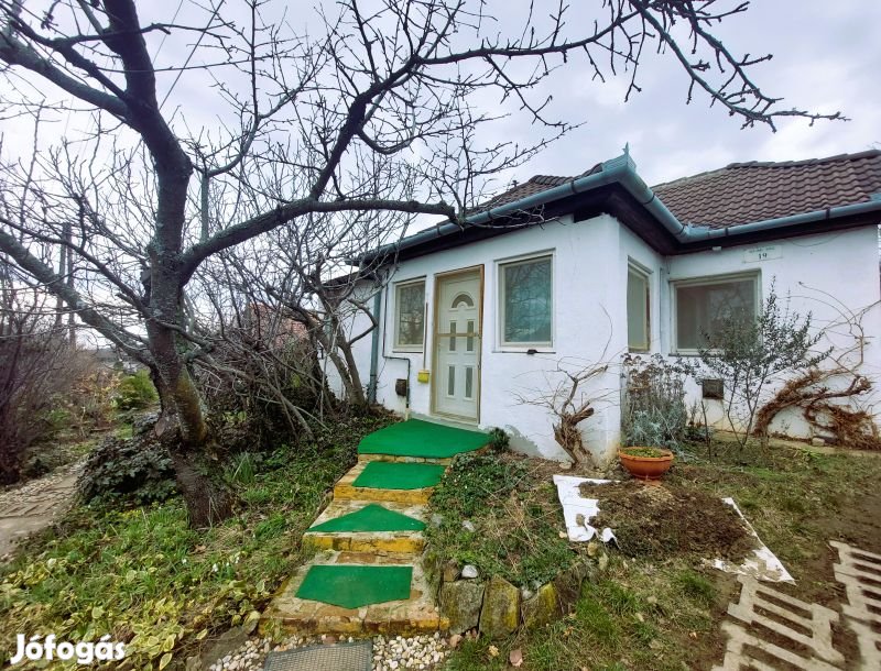 Különleges, örökpanorámás zártkerti ház Jakab-hegy lábánál