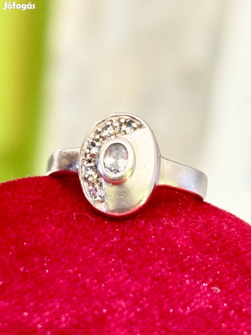 Különleges, ragyogó ezüst gyűrű, cirkónia kövekkel