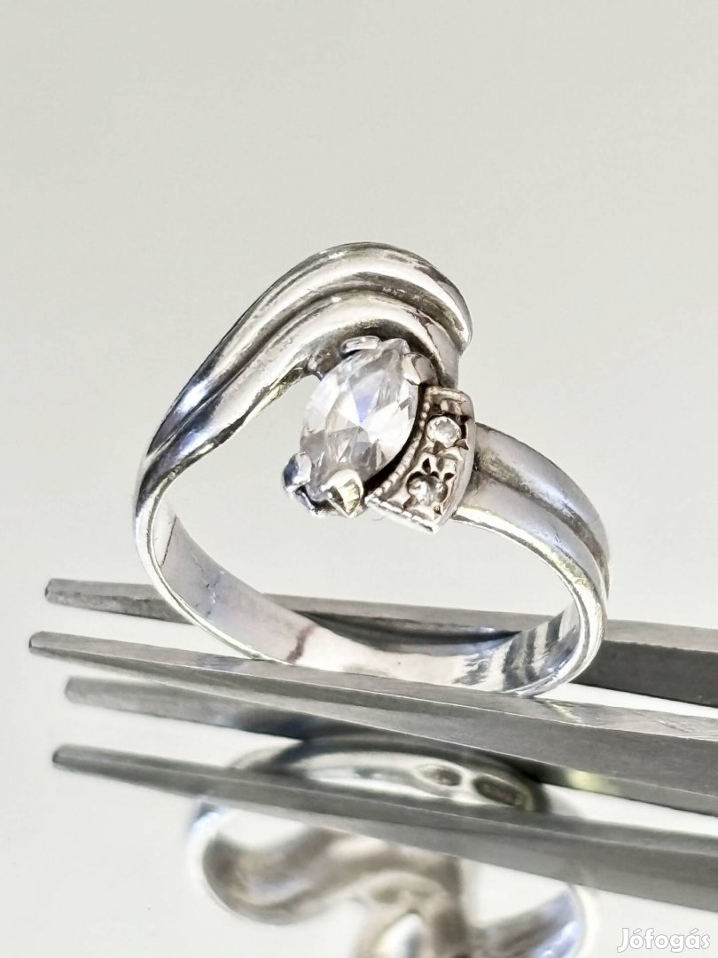 Különleges, ragyogó ezüst gyűrű, cirkónia kövekkel ékesítve