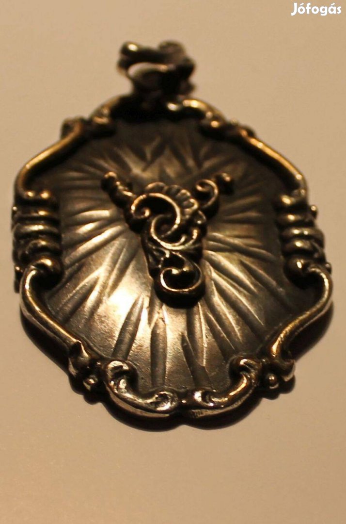 Különleges barokk női medál.Mérete: 6x4 cm