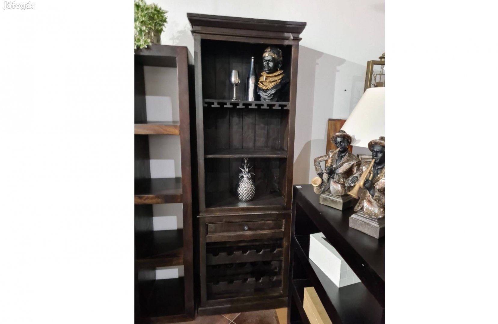 Különleges bortartó szekrény indiai akácból , fiókkal