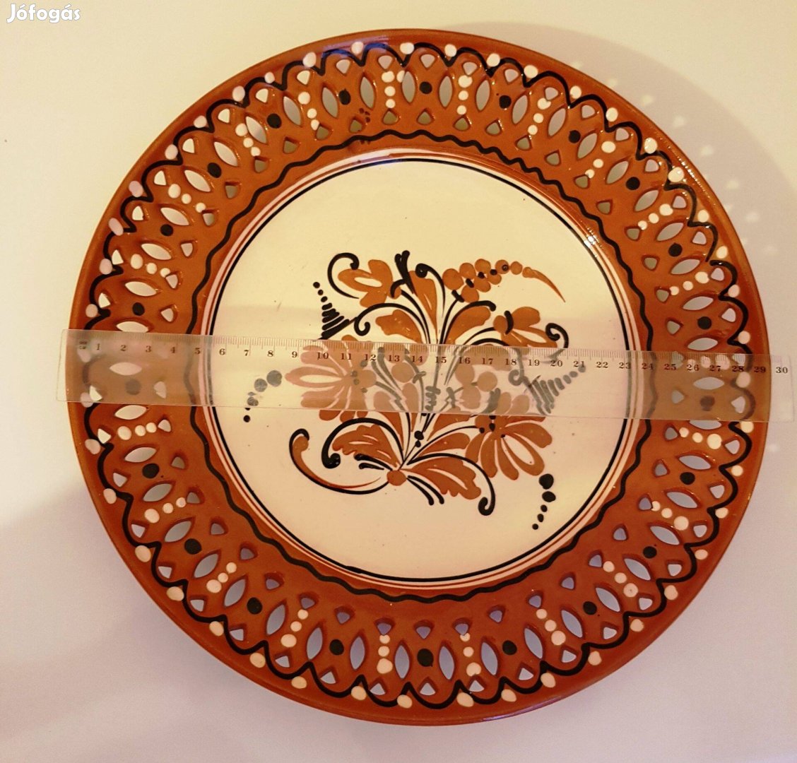 Különleges csipkés szélű népi kerámia falitányér eladó