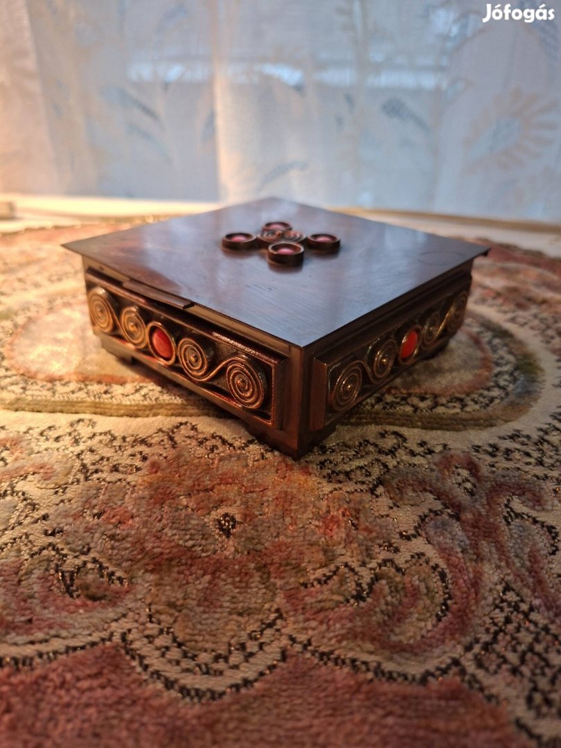 Különleges ékszertartó