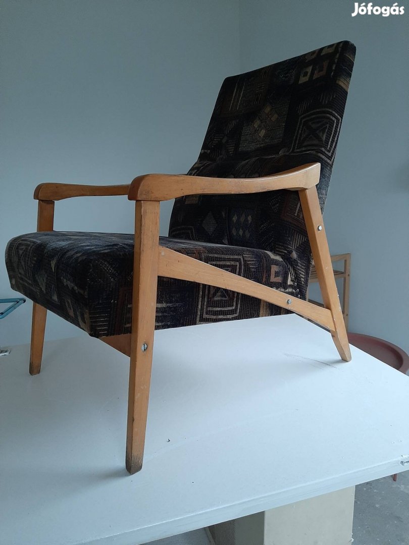 Különleges karfájú Jiri Jiroutek tervezte típusú fotel 2db egyűtt