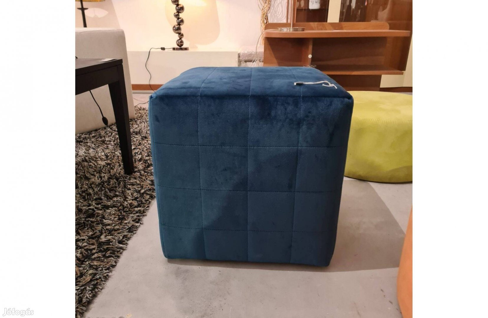 Különleges kék színű kocka alakú puff, lábtartó