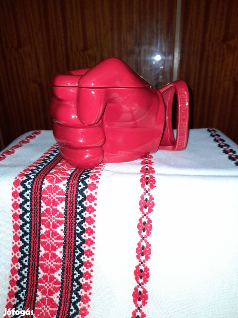 Különleges kerámia bögre ökölbe szorított kézfej füllel