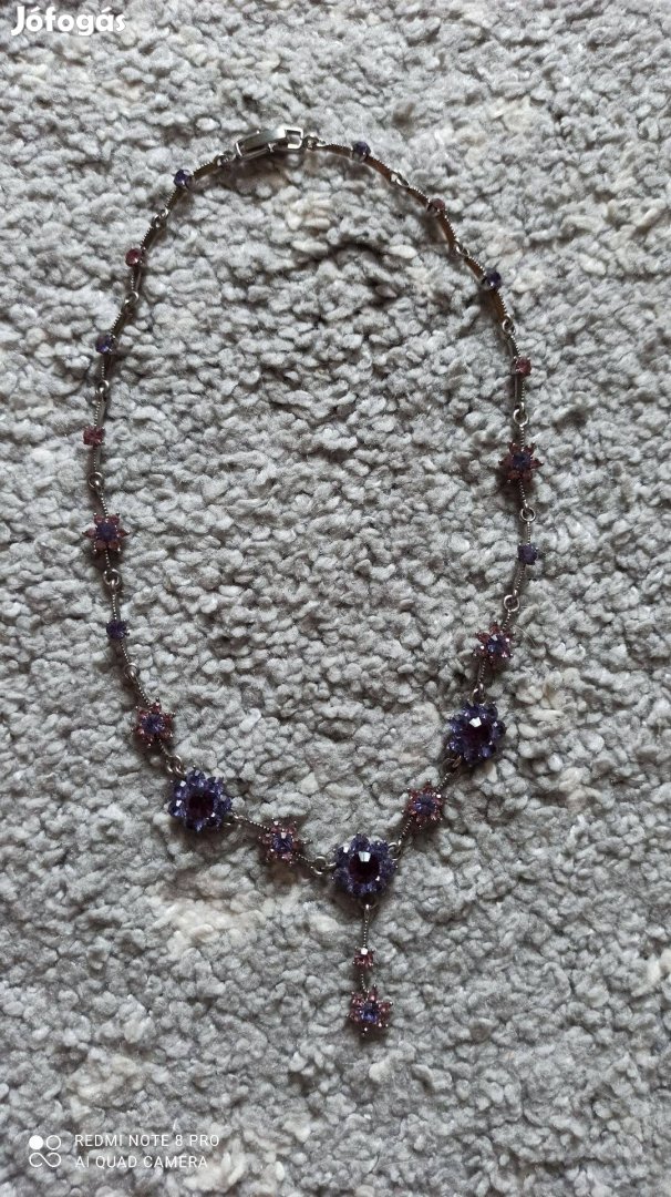 Különleges lila kövekkel díszített nyaklánc