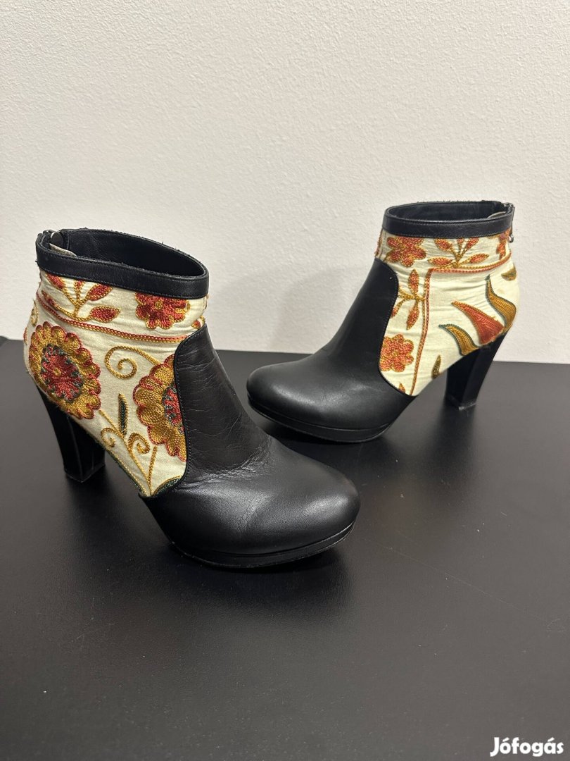 Különleges textil betétes bôt bokacsizma