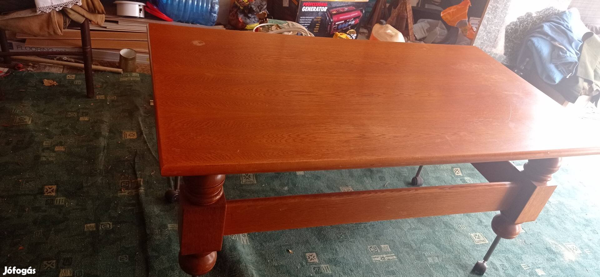 Különleges tölgyfa dohányzó asztal 