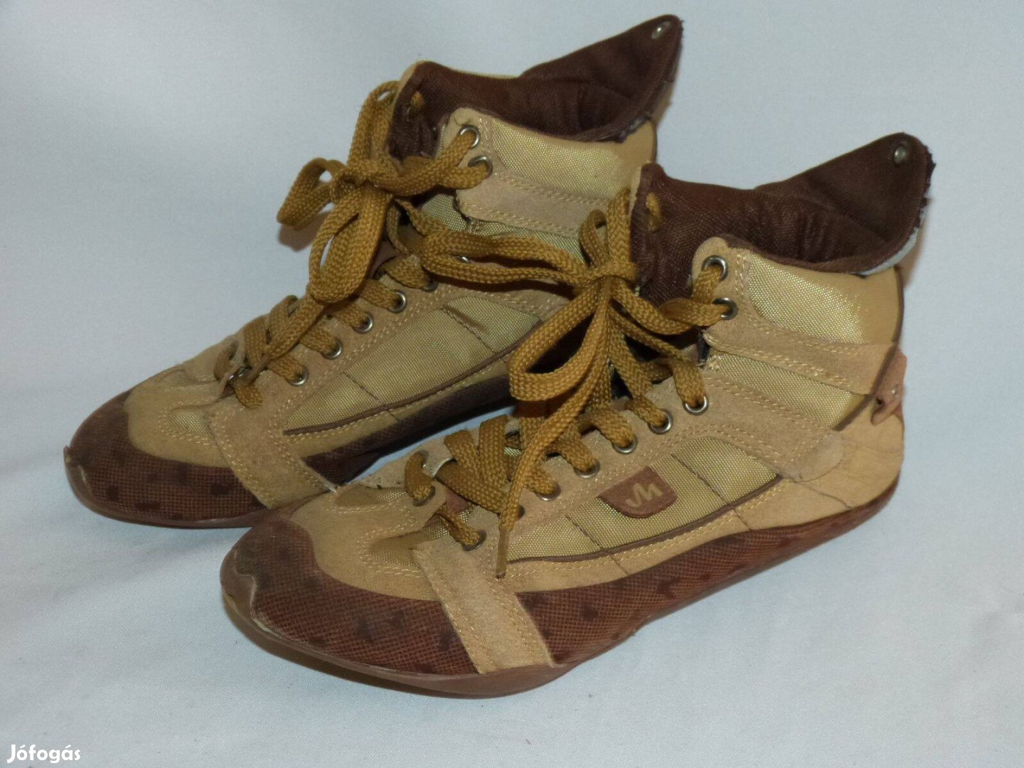 Különleges tornacipő sportcipő magasított szárú sportos cipő 39