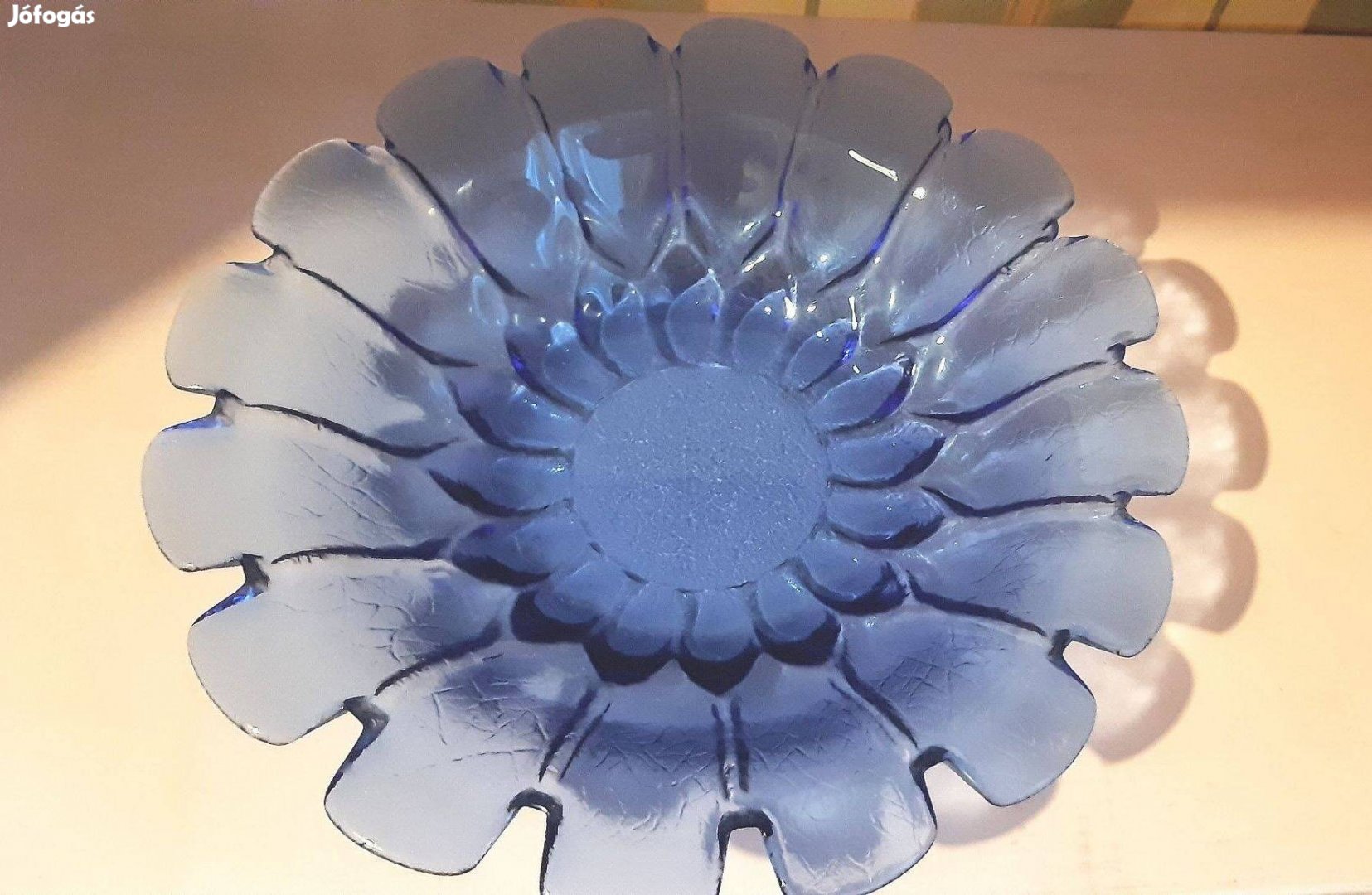 Különleges virág formájú, kék, üveg, dísztál eladó