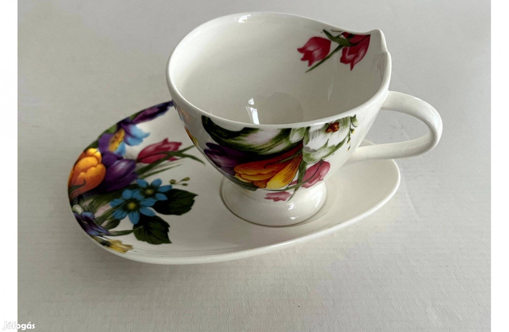 Különleges virágmintás porcelán kávés csésze + alj eredeti dobozában