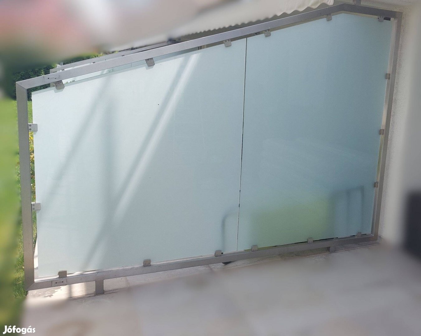 Kültéri térelválasztó üvegfal rozsdamentes zártszelvénnyel teraszra