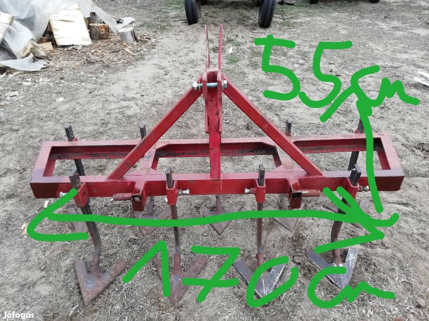 Kultivátor megbízható erős anyagból, vázszerkezetből. Nem kere