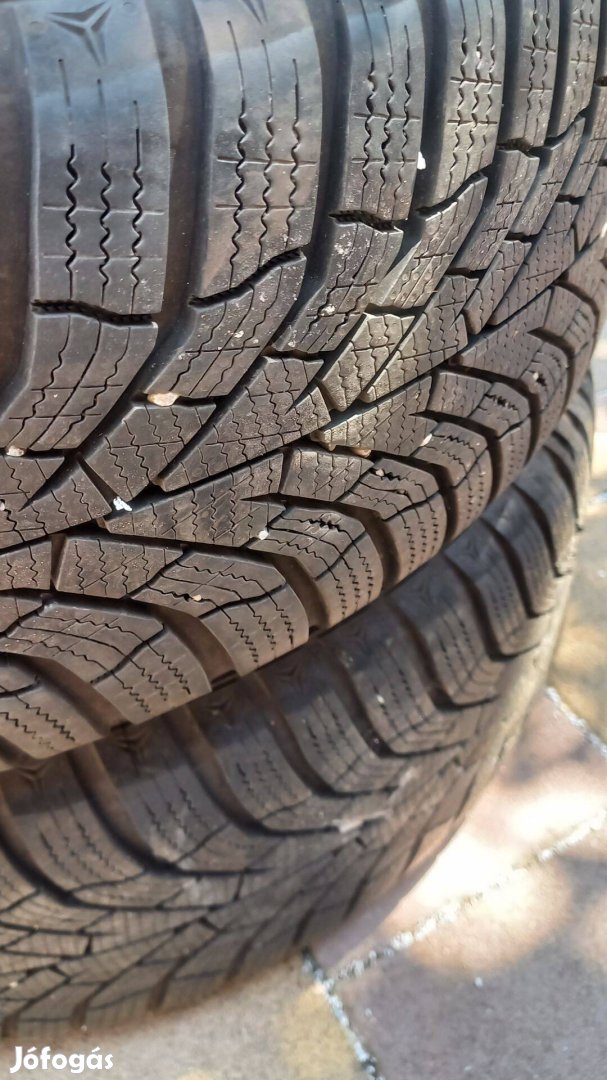Kumho 205/60 R16 téli gumi felnire szerelve
