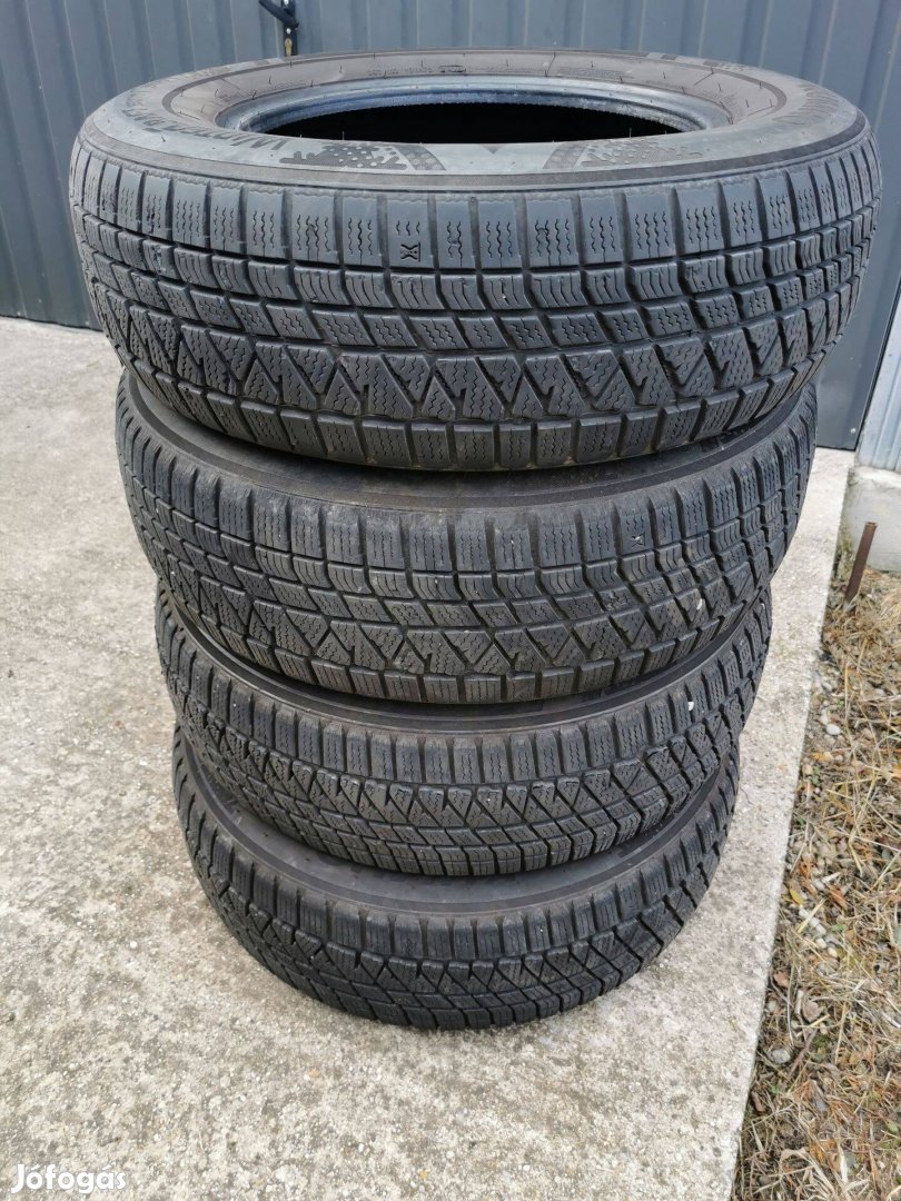 Kumho Wintercraft WS71 SUV 215/70 R16