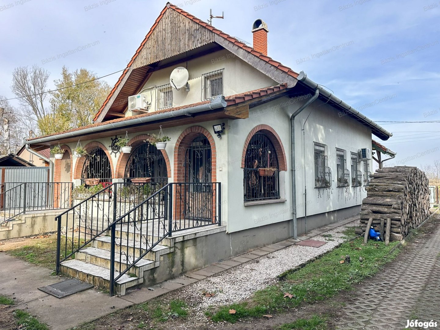 Kunfehértón beépített tetőteres,118 m2-es nyaraló eladó