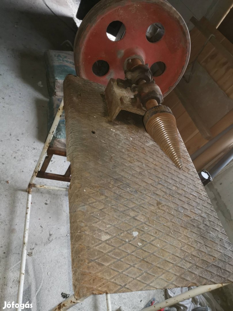 Kúpos hasító félig kész