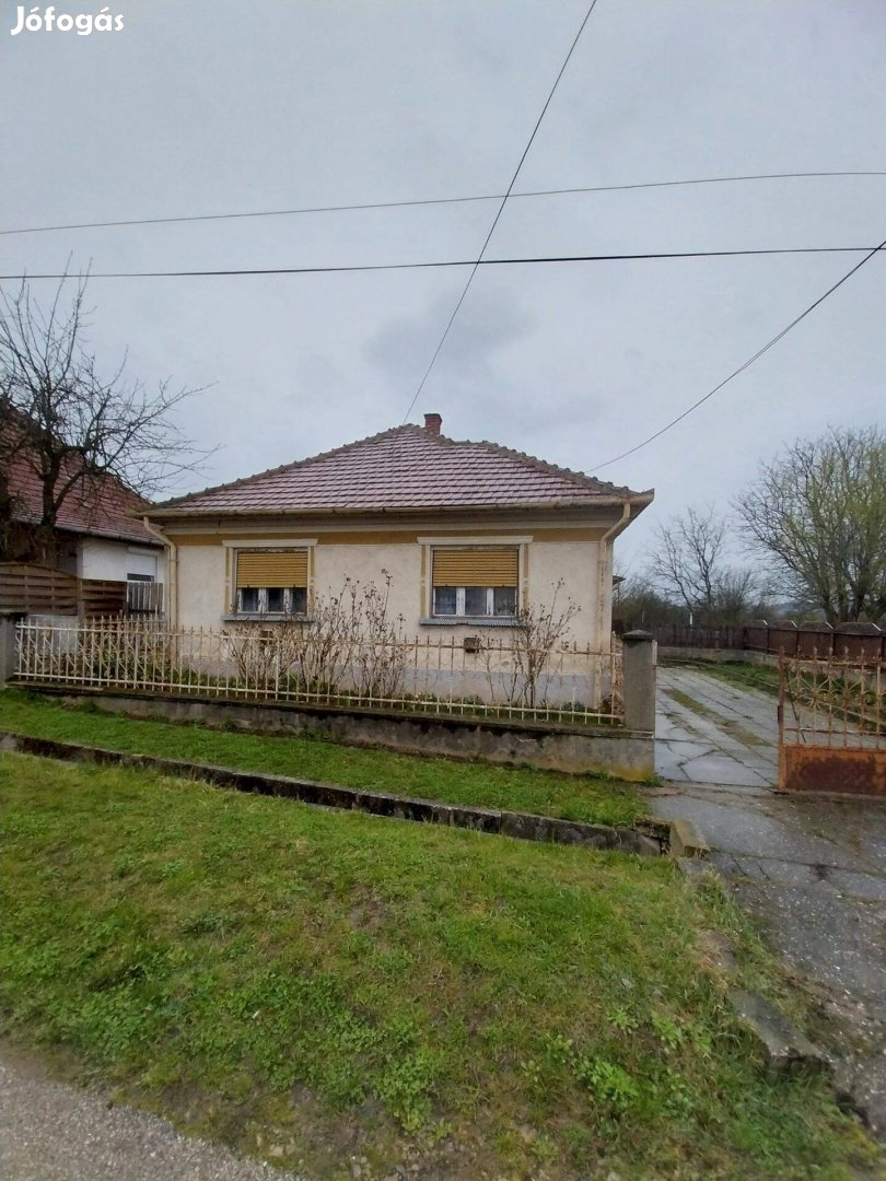 Kurityánban felújítást igénylő kis családi ház eladó !