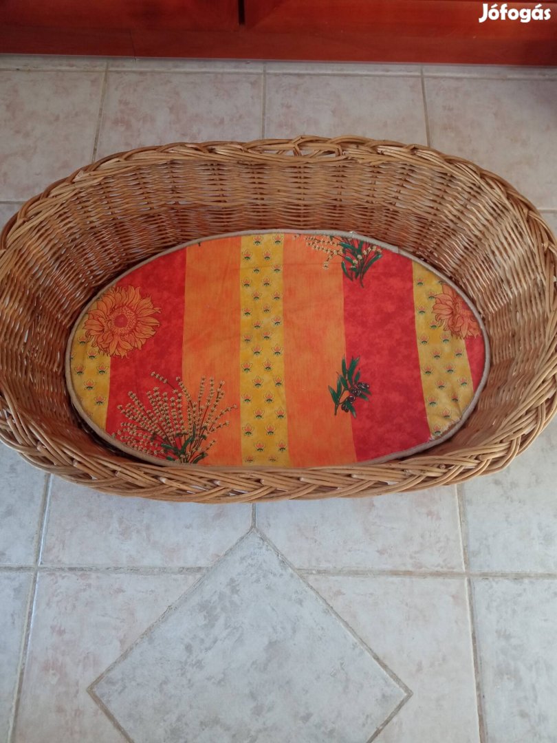 Kutya kosár vesszőbol, szép párnaval