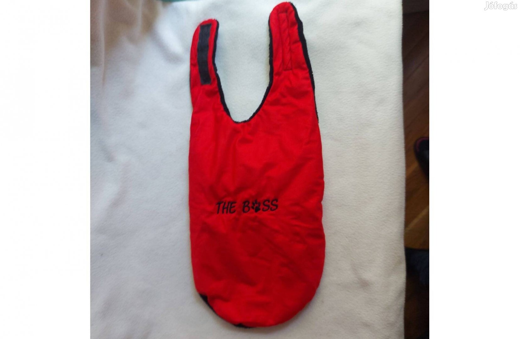 Kutyaruha szép állapotban, M-es méretű, piros színű