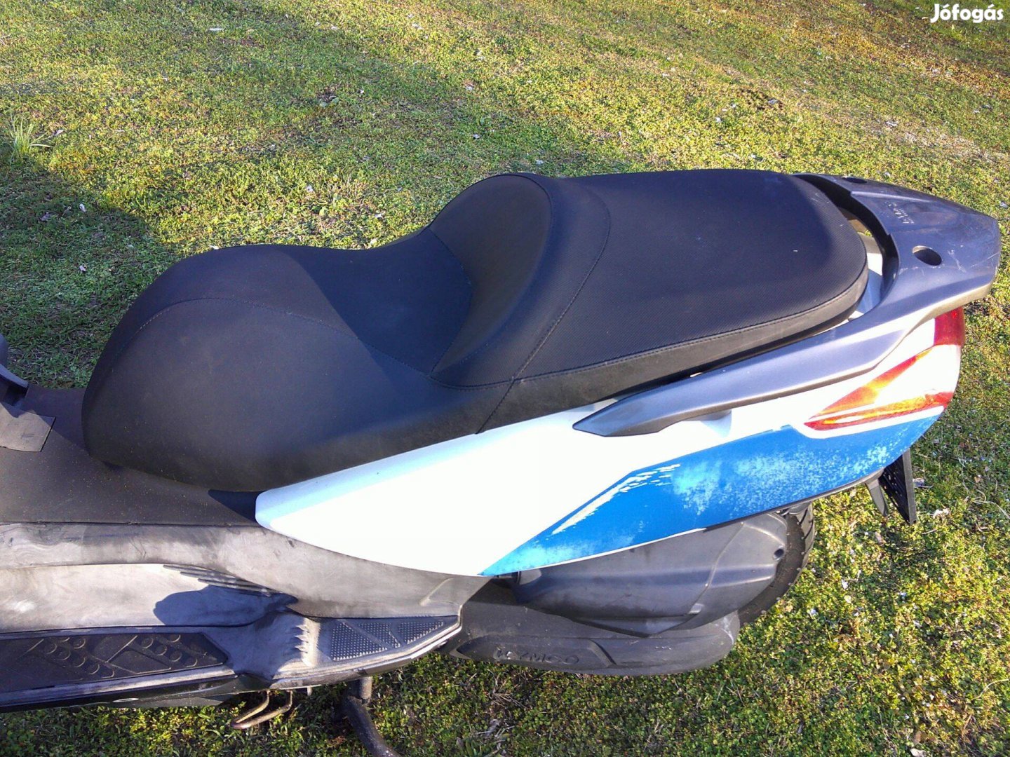 Kymco Downtown 300-as robogóról :gyári ülés eladó