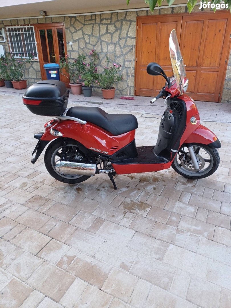 Kymco People 250 robogó