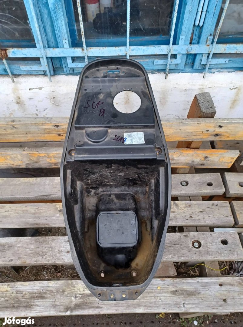 Kymco Super 8 Sisaktartó