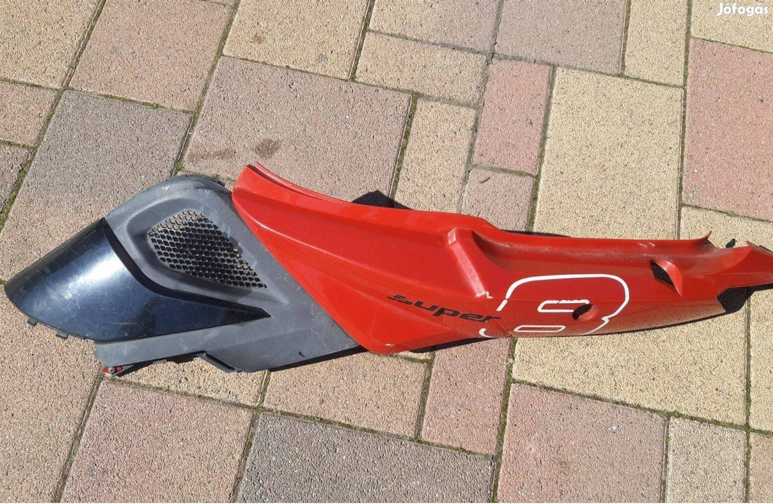 Kymco Super 8 ülés alatti idom bal