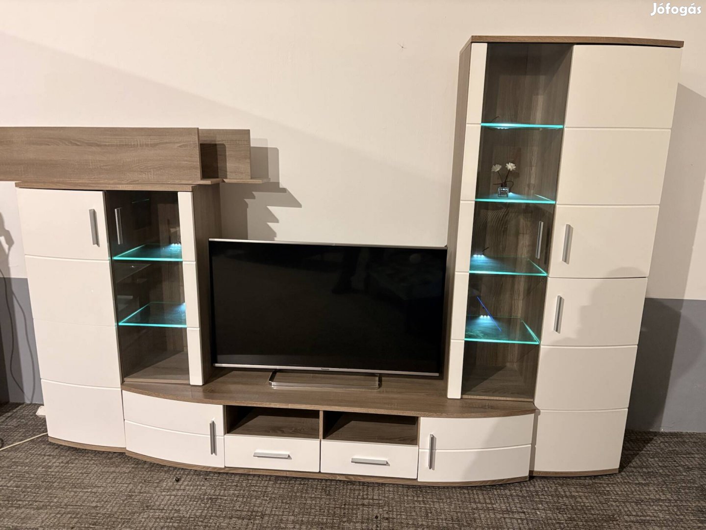 LED es nappali bútor újszerű